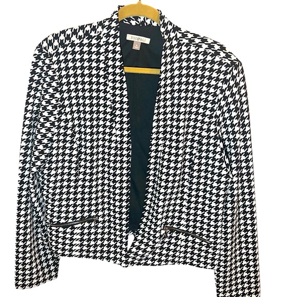 Houndstooth Black and White Fully Lined Short Blazer by Roz & Ali.  Size = XL. - Picture 1 of 10